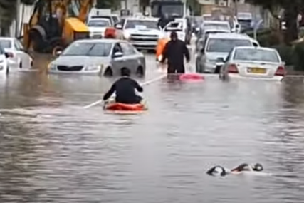 POPLAVE U IZRAELU U Lodu 18.000 ljudi odsječeno od ostatka grada, vatrogasci spasili oca i sina čiji je auto odnijela voda (VIDEO)