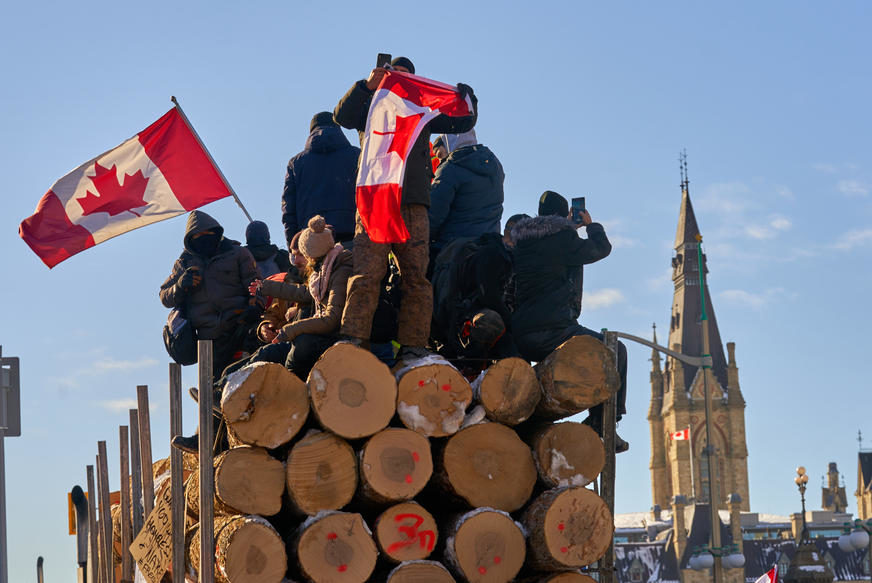 SATIMA ZAGLAVLJENI U GUŽVI Demonstranti blokirali most između Amerike i Kanade