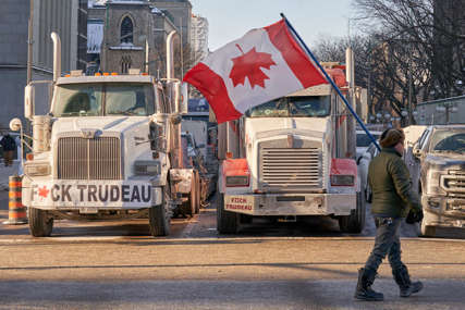 "Konvoj slobode" zabranila policija: Stotine demonstranata okupilo se na parkingu u Nici, u znak podrške kamiondžijama u Kanadi