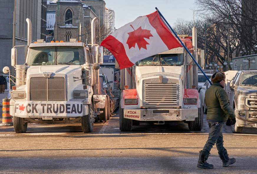 "Konvoj slobode" zabranila policija: Stotine demonstranata okupilo se na parkingu u Nici, u znak podrške kamiondžijama u Kanadi