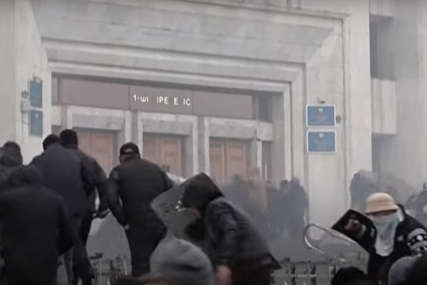 NA ULICAMA VLADA HAOS Demonstranti provalili i u rezidenciju predsjednika Kazahstana (VIDEO)