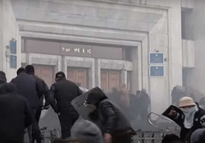NA ULICAMA VLADA HAOS Demonstranti provalili i u rezidenciju predsjednika Kazahstana (VIDEO)