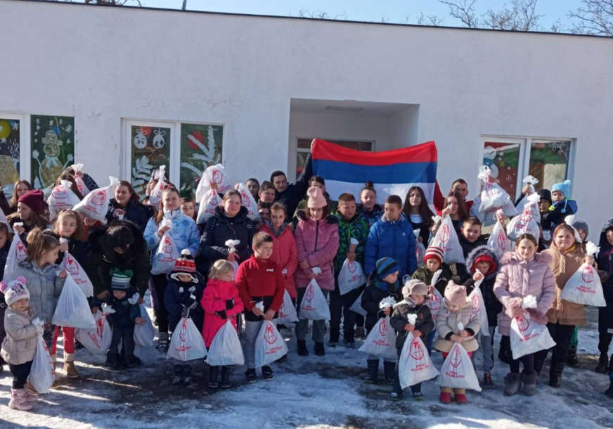 Akcija koja traje duže od 10 godina: Djeca iz Srpske poklonila paketiće mališanima sa Kosova (FOTO)