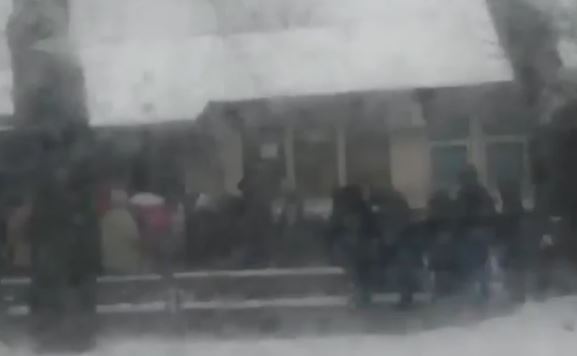 ZABRINJAVAJUĆ PRIZOR Satima, na snijegu čekaju ispred kovid ambulante (VIDEO)