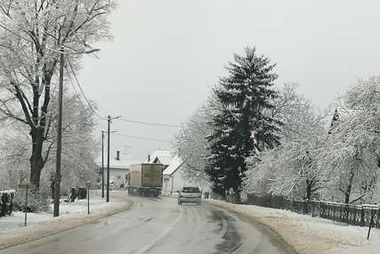 VOZAČI, OPREZ Usporen saobraćaj u višim predjelima i preko prevoja zbog snijega i leda