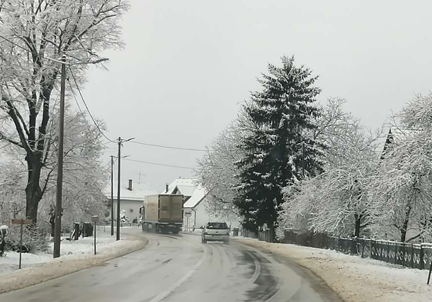 VOZAČI, OPREZ Usporen saobraćaj u višim predjelima i preko prevoja zbog snijega i leda