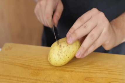 Pomoću jednostavnog trika u trenu ćete oguliti krompir: Jednom kada isprobate ovaj trik više nikada nećete koru uklanjati na isti način