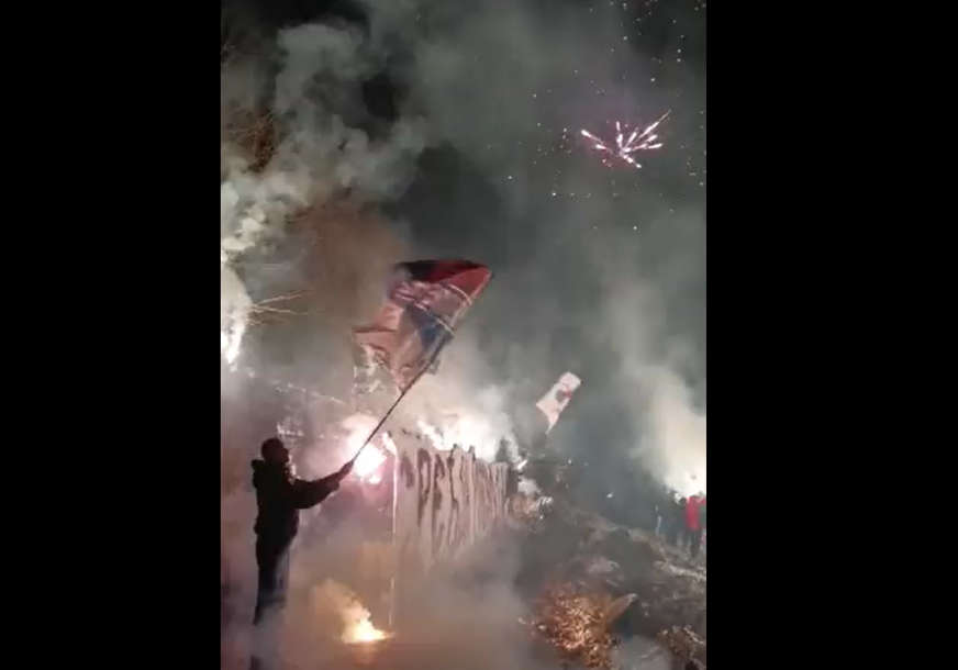 SLAVLJE PREKO DRINE Lozničani na spektakularan način čestitali rođendan Republici Srpskoj (VIDEO)