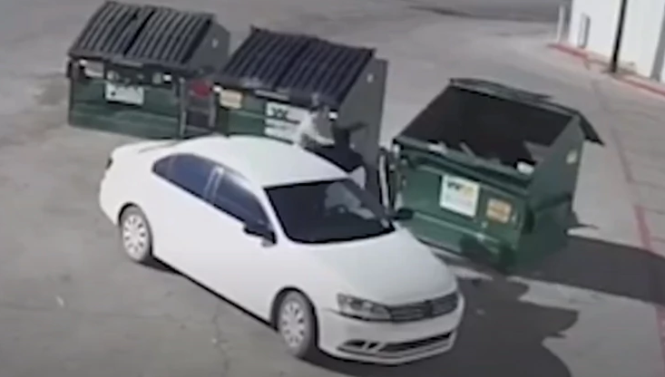 Kamere snimile zastrašujući trenutak: Majka izašla iz automobila i bacila BEBU U KONTEJNER (VIDEO)