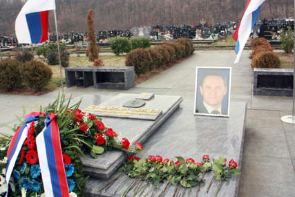 “Milan Jelić dao je ogroman doprinos razvoju Srpske” Položeni vijenci na grob bivšeg predsjednika Republike (FOTO)
