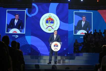 "Svaka od prvih 30 godina bila je POSEBNA I ISTORIJSKA" Dodik čestitao Dan Republike i u svom stilu nasmijao prisutne (FOTO)