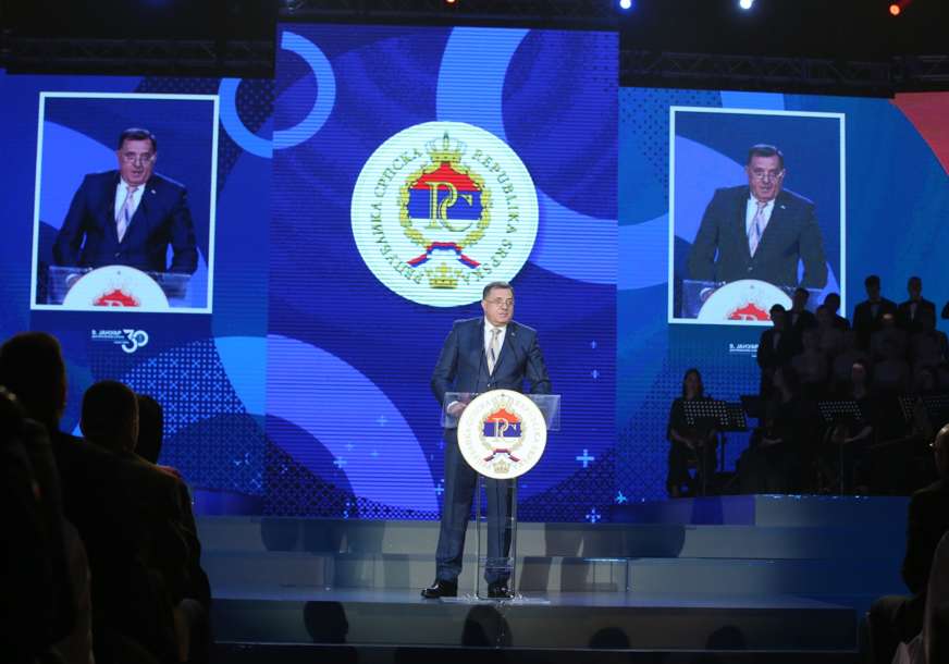 "Svaka od prvih 30 godina bila je POSEBNA I ISTORIJSKA" Dodik čestitao Dan Republike i u svom stilu nasmijao prisutne (FOTO)