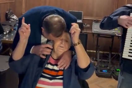 "Sve da voli ona ga učila" Milorad Dodik s majkom zapjevao hit Indire Radić (VIDEO)