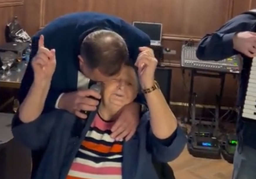 "Sve da voli ona ga učila" Milorad Dodik s majkom zapjevao hit Indire Radić (VIDEO)