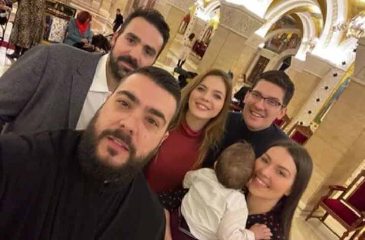 Glumica kumovala, roditelji ne skidaju osmijeh sa lica: Miodrag Radonjić krstio sina Savu u Hramu Svetog Save (FOTO)