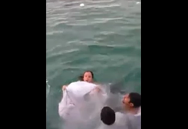 Mlada uskočila u vodu u vjenčanici i zamalo se udavila, a reakciju djeveruše svi prepričavaju (VIDEO)