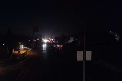 Mrkli mrak i spora vožnja: Ovako izgleda najprometnija saobraćajnica u Banjaluci kad nestane struje (FOTO)