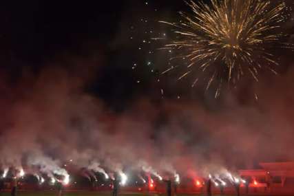 Nebo iznad grada na Sani obasjano vatrometom: Prijedorčani na spektakularan način čestitali 30. rođendan Srpskoj (VIDEO)