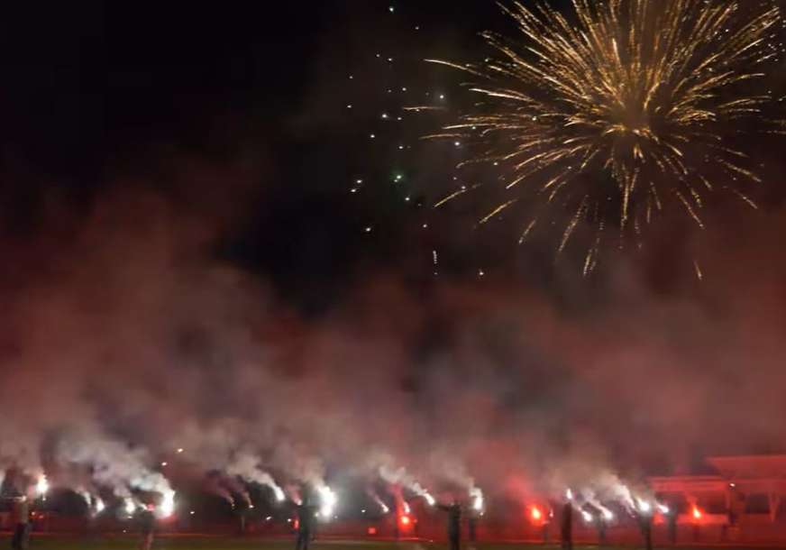 Nebo iznad grada na Sani obasjano vatrometom: Prijedorčani na spektakularan način čestitali 30. rođendan Srpskoj (VIDEO)