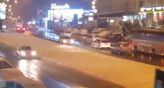 Akrobacije na snijegu: Poledica na putu, a on vozi unazad, pa onda lagano PRELAZI U DRUGU TRAKU (VIDEO)
