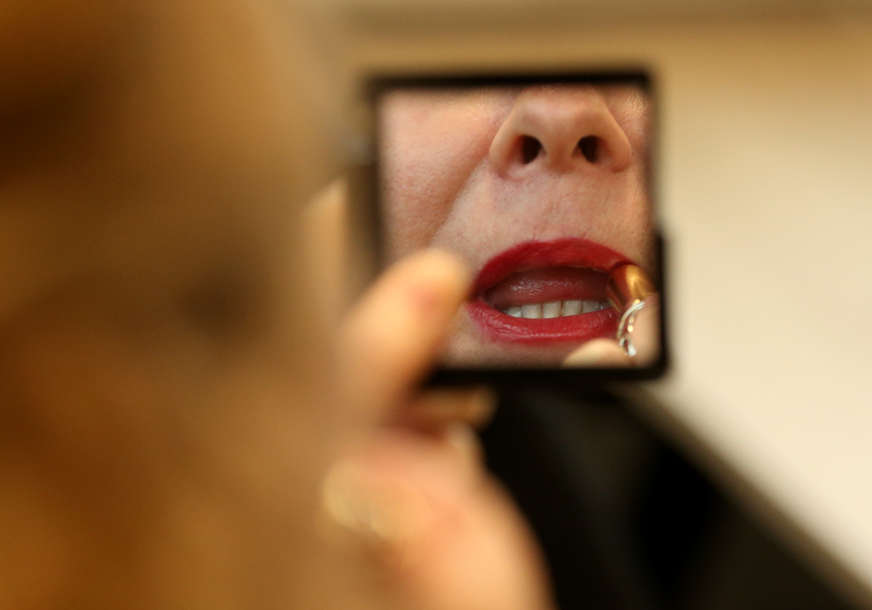 "Je li ovo neka šala" Internetom se proširio novi trend šminkanja, mnogima se ne sviđa (FOTO)