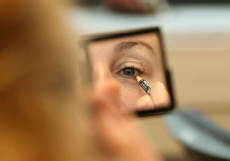 Našminkajte oči sa spuštenim kapcima: Trik koji vam može pomoći da ih učinite krupnijim