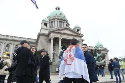 PROTEST PORODICE ĐOKOVIĆ Ljudi sa srpskim zastavama i transparentima ispred skupštine (FOTO)