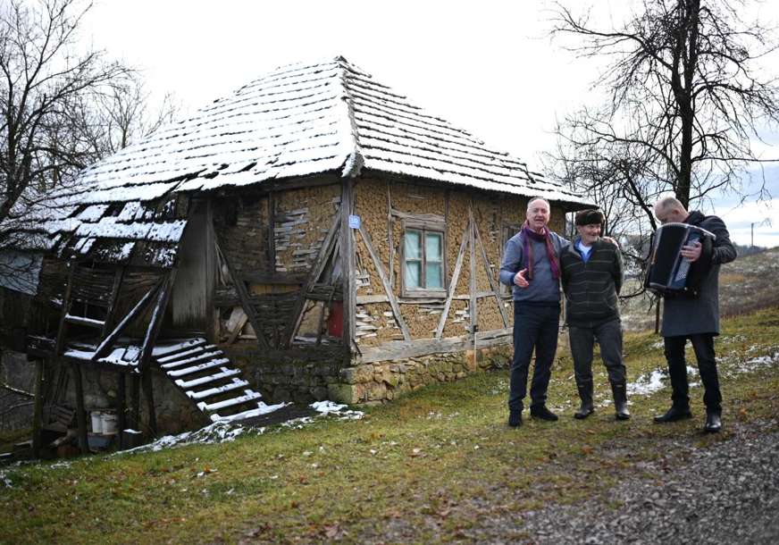 Raspjevani vozač autobusa, Titov kum i čuvar uspomena iz Krajine: Šaban Hairlahović iz Cazina uveseljeva zemljake u Austriji (FOTO)