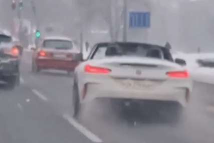 Za njega nema zime: Provozao se kabrioletom po snijegu (VIDEO)