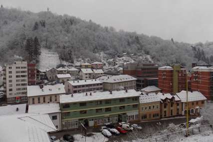 Od sinoć pada snijeg promjenjivim intenzitetom: Kretanje otežano na svim putevima u Srebrenici