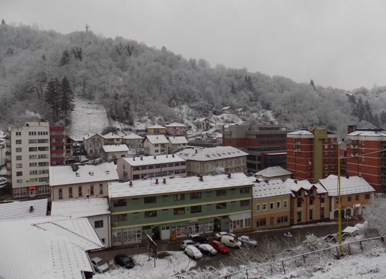 Od sinoć pada snijeg promjenjivim intenzitetom: Kretanje otežano na svim putevima u Srebrenici
