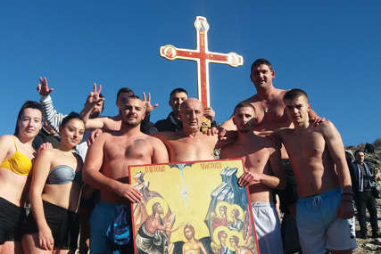 Srđan Lero najbrži za Časni krst: U Bilećkom jezeru plivale i dvije djevojke (FOTO)