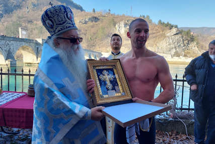 Vjera i tradicija toplija od hladne Drine: Aleksandar pobjednik bogojavljenskog plivanja za Časni krst (FOTO)
