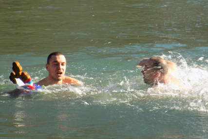 Branimir pobjednik plivanja za Časni krst: Dionica duga 33 metra u Bratuncu simbolizuje Isusove godine života (FOTO)