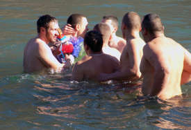 Bogdan (15) pobjednik bogojavljenskog plivanja za Časni krst: Po sunčanom vremenu i ledenoj vodi plivalo 30 učesnika u Srebrenici