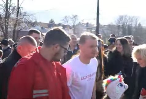 REAGOVALA HITNA POMOĆ Stanivuković plivao za Časni krst, pa povrijedio nogu (VIDEO)
