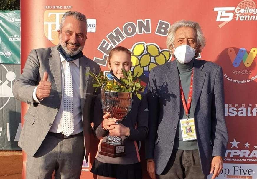Mlada teniserka iz Gradiške pobijedila na turniru u Rimu: Šampionski pehar posvetila Novaku Đokoviću (FOTO)