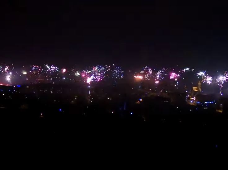 Nebo iznad Teslića obasjano vatrometom: Najvećom bakljadom proslavljen Dan Republike (VIDEO)