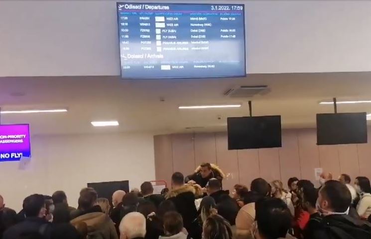 PUTNICI ČEKALI SATIMA Nakon Sarajeva, haotično stanje bilo je i na tuzlanskom aerodromu (VIDEO)