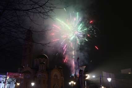 PJESME I VATROMETI Auto-kolone u znak proslave pravoslavne Nove godine