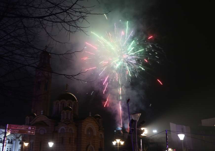 PJESME I VATROMETI Auto-kolone u znak proslave pravoslavne Nove godine