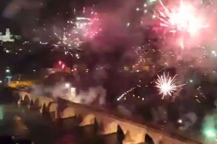 Na simboličan način poželjeli Srpskoj srećan rođendan: U čast Republike "Delije" priredile bakljadu i vatromet (VIDEO)