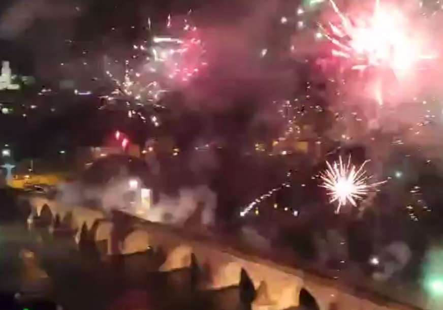 Na simboličan način poželjeli Srpskoj srećan rođendan: U čast Republike "Delije" priredile bakljadu i vatromet (VIDEO)