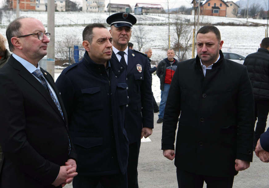 MUP Srbije donirao Ribniku vatrogasno vozilo: Vulin poručio da će Srpska biti čuvana, zaštićena i pomognuta (FOTO)