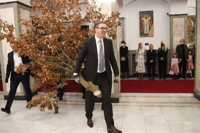 Vučić unio badnjak u zgradu Predsjedništva u Beogradu "Neka radost Božića bude inspiracija za snaženje trajnih vrijednosti" (FOTO)