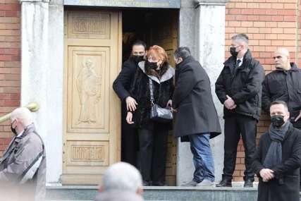 Vučićeva majka Angelina NEUTJEŠNA na sahrani Ksenije: Prijatelji je pridržavali prilikom izlaska iz kapele