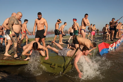 Plivanje za Časni krst na više lokacija u Beogradu: Plivao i dječak (12), a među pobjednicima i žena (FOTO, VIDEO)