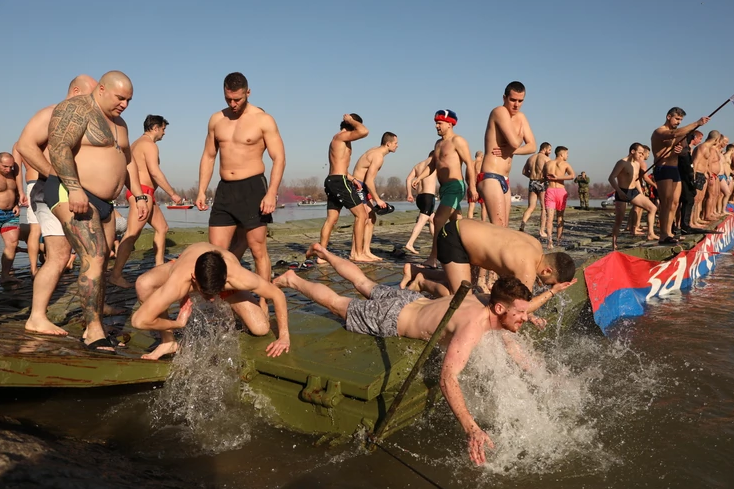 Plivanje za Časni krst na više lokacija u Beogradu: Plivao i dječak (12), a među pobjednicima i žena (FOTO, VIDEO)