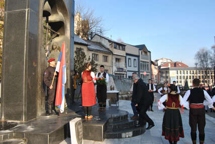 SJEĆANJE NA STRADALE U Zvorniku položeni vijenci na spomenik za 1.080 poginulih srpskih boraca