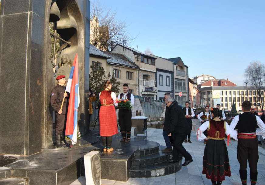 SJEĆANJE NA STRADALE U Zvorniku položeni vijenci na spomenik za 1.080 poginulih srpskih boraca